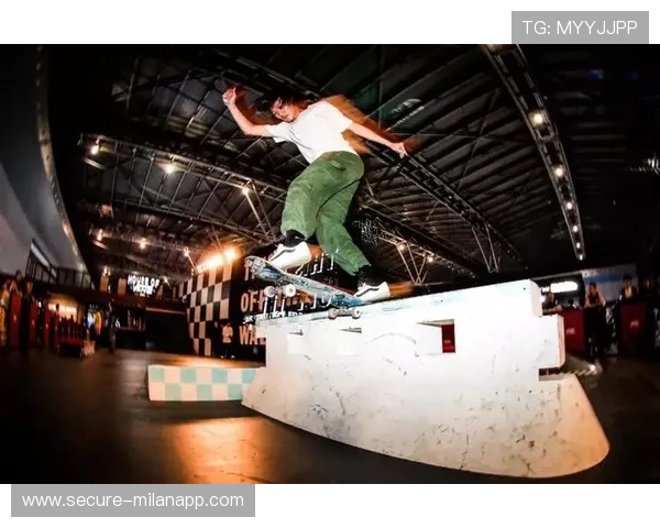 _酷炫霓虹滑板：城市夜行的时尚运动_，滑板 炫酷